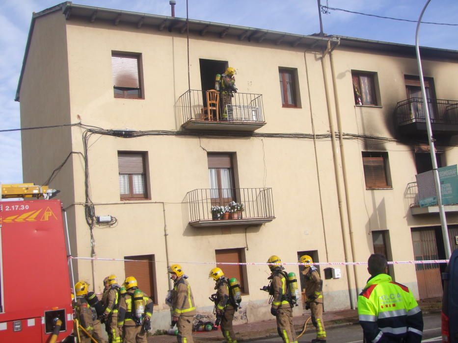 Els efectius d''emergències treballant en l''incendi d''un pis d''Olot