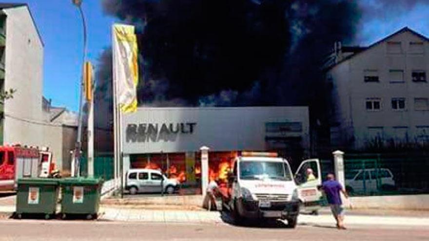 Un incendio en Becerreá calcina un concesionario de coches
