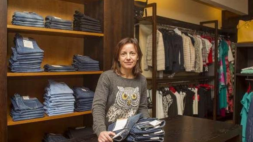 Patricia Mato muestra unos vaqueros en su tienda. // Bernabé/Ana Agra