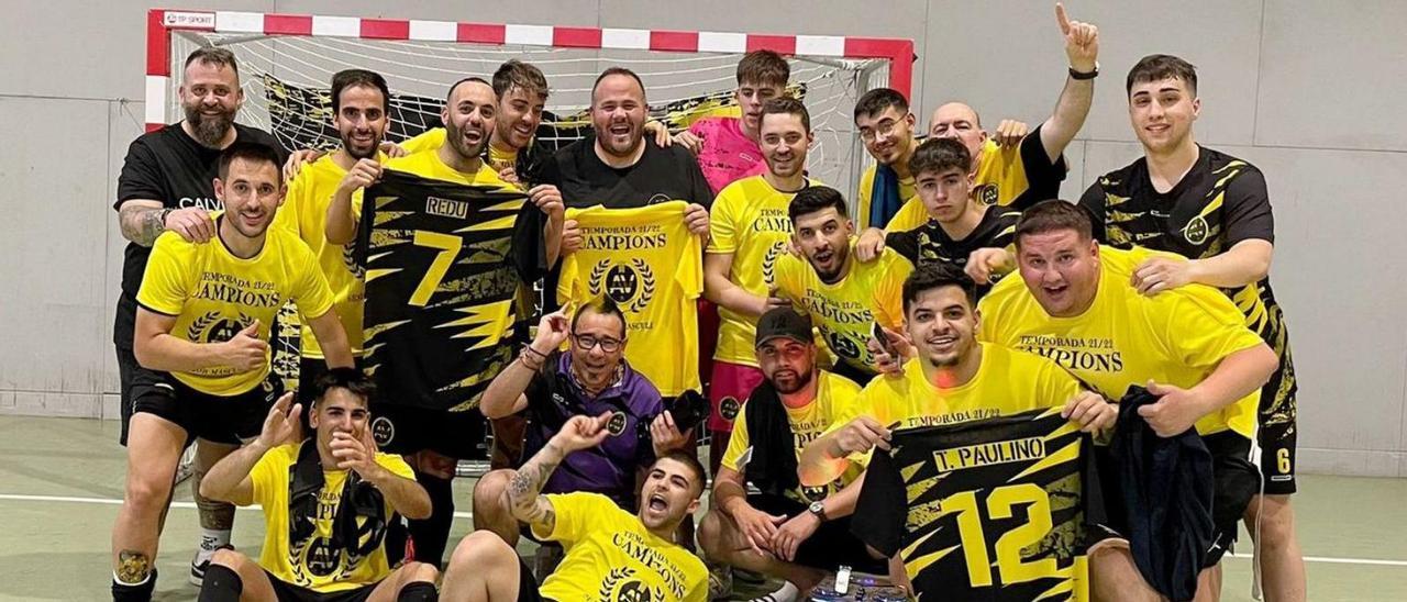 La plantilla de l’equip sènior masculí del Futsal Athletic Vilatorrada celebra la consecució del títol | @XIKU74_FOTOS_TIETA