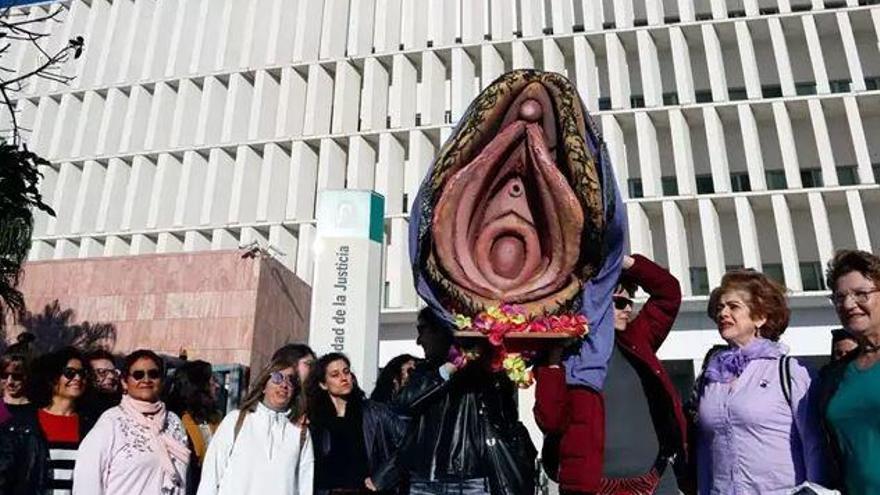 Foto de archivo de cuando se iba a celebrar el juicio por una procesión con la vagina de plástico en 2015