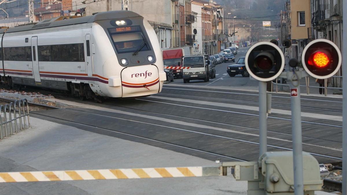 Un tren creuant el pas a nivell de Flaçà, en una imatge d’arxiu.
