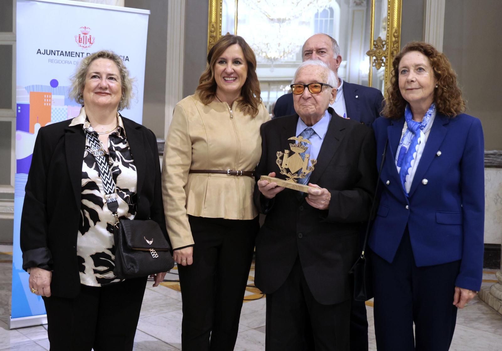 Homenaje a los centenarios en el Ayuntamiento de València