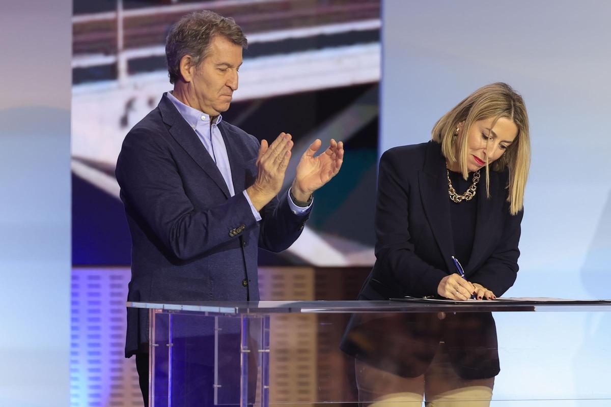 María Guardiola firma la 'Declaración Zaragoza' bajo la atenta mirada de Alberto Núñez Feijóo.