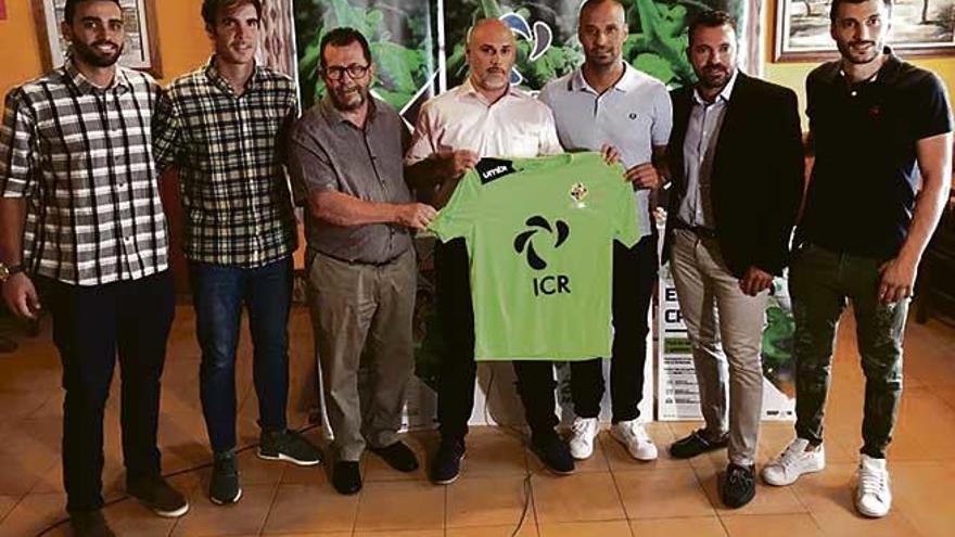 El Palma presentó ayer a un nuevo patrocinador, ICR.