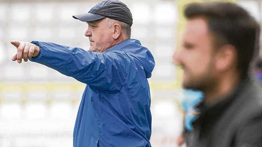 Mandiola da instrucciones en un partido de la pasada temporada con el Burgos.