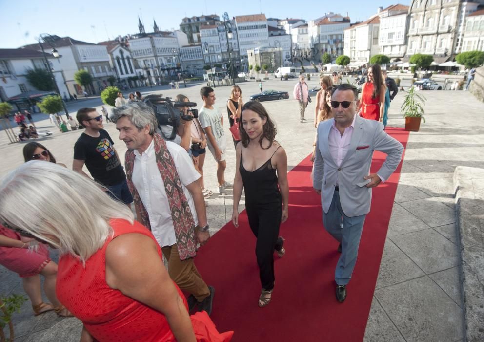 El paseo por la alfombra roja pone el broche a la Semana Internacional de Cine de Betanzos, dedicada en esta ocasión a la productora y realizadora Zaza Ceballos.