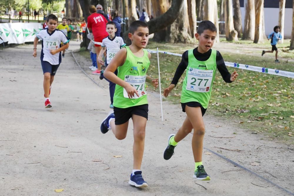 Más de 1.100 jóvenes atletas desafían a las bajas temperaturas para participar en la tradicional carrera de cross escolar.