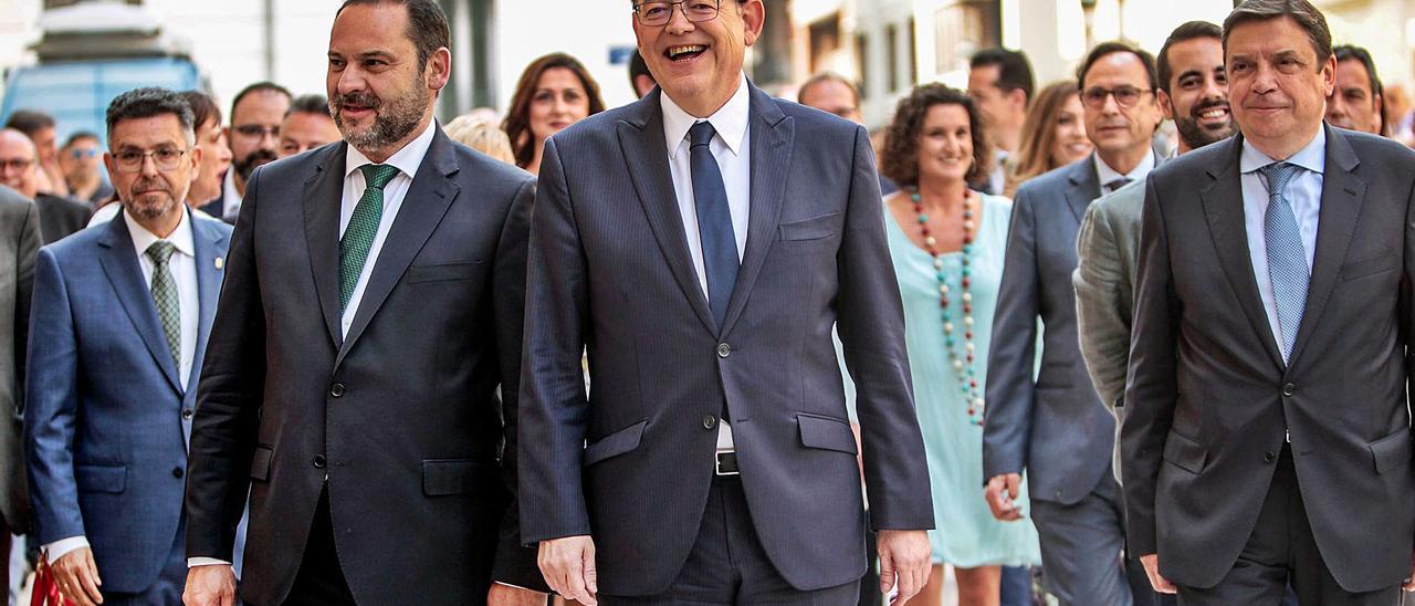 El ministro de Transportes y secretario de Organización del PSOE, José Luis Ábalos, y el presidente del Consell y líder socialista, Ximo Puig.