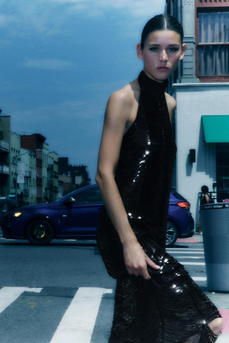 Vestido de lentejuelas en negro con cuello halter de Zara