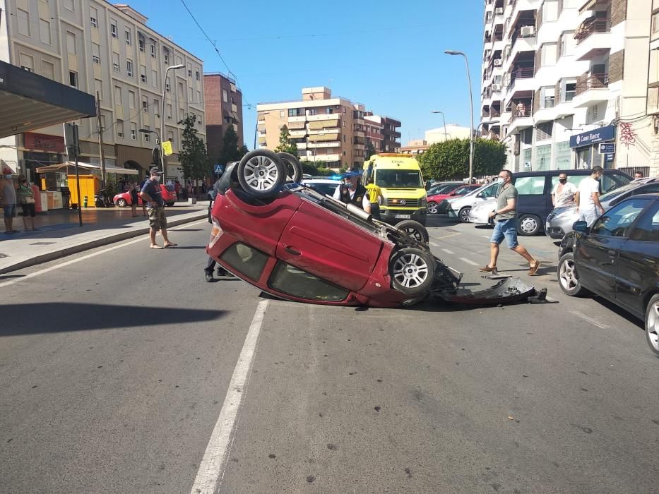 Un coche vuelca en plena calle en La Vila Joiosa.