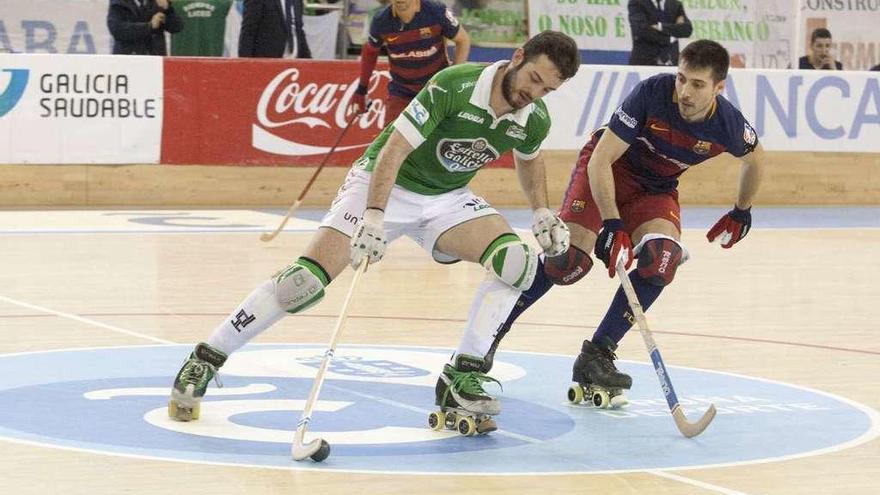 David Torres avanza con la bola defendido por Matías Pascual en un partido de la temporada pasada.