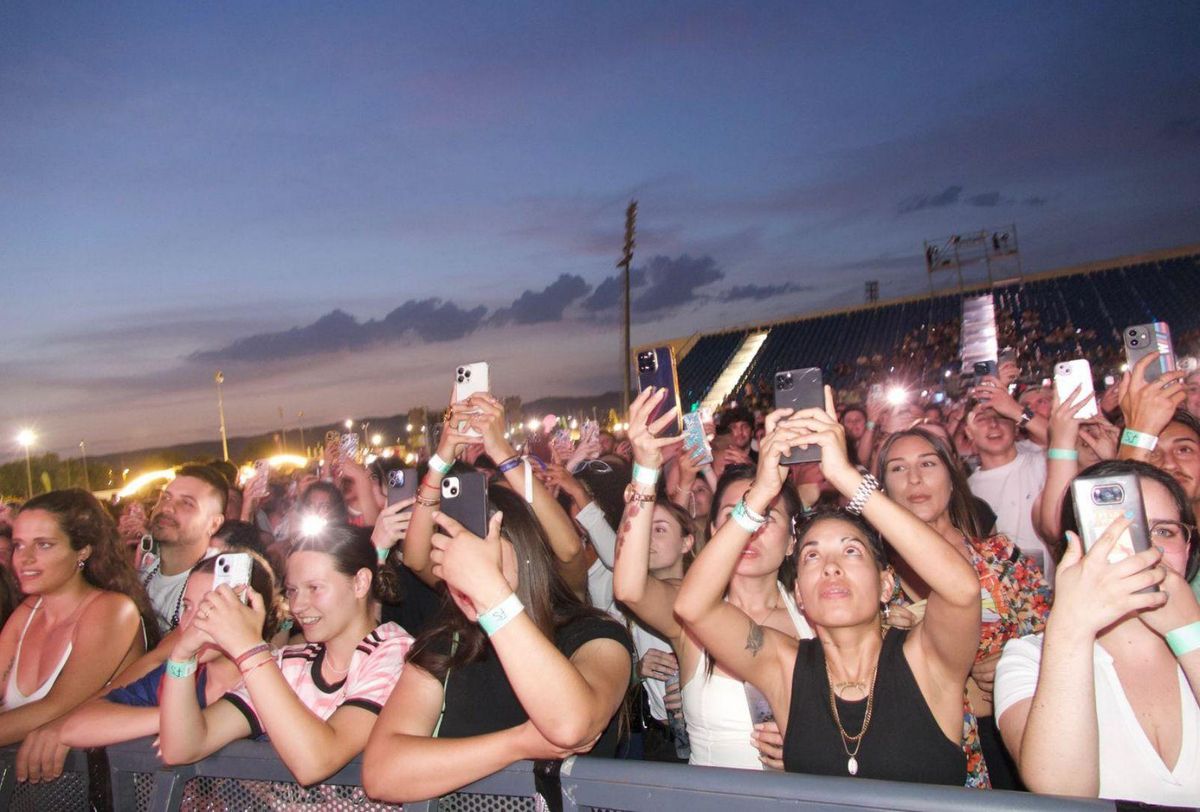 Fans durante el concierto graban los movimientos de Rels B sobre el escenario del Córdoba Live, anoche.