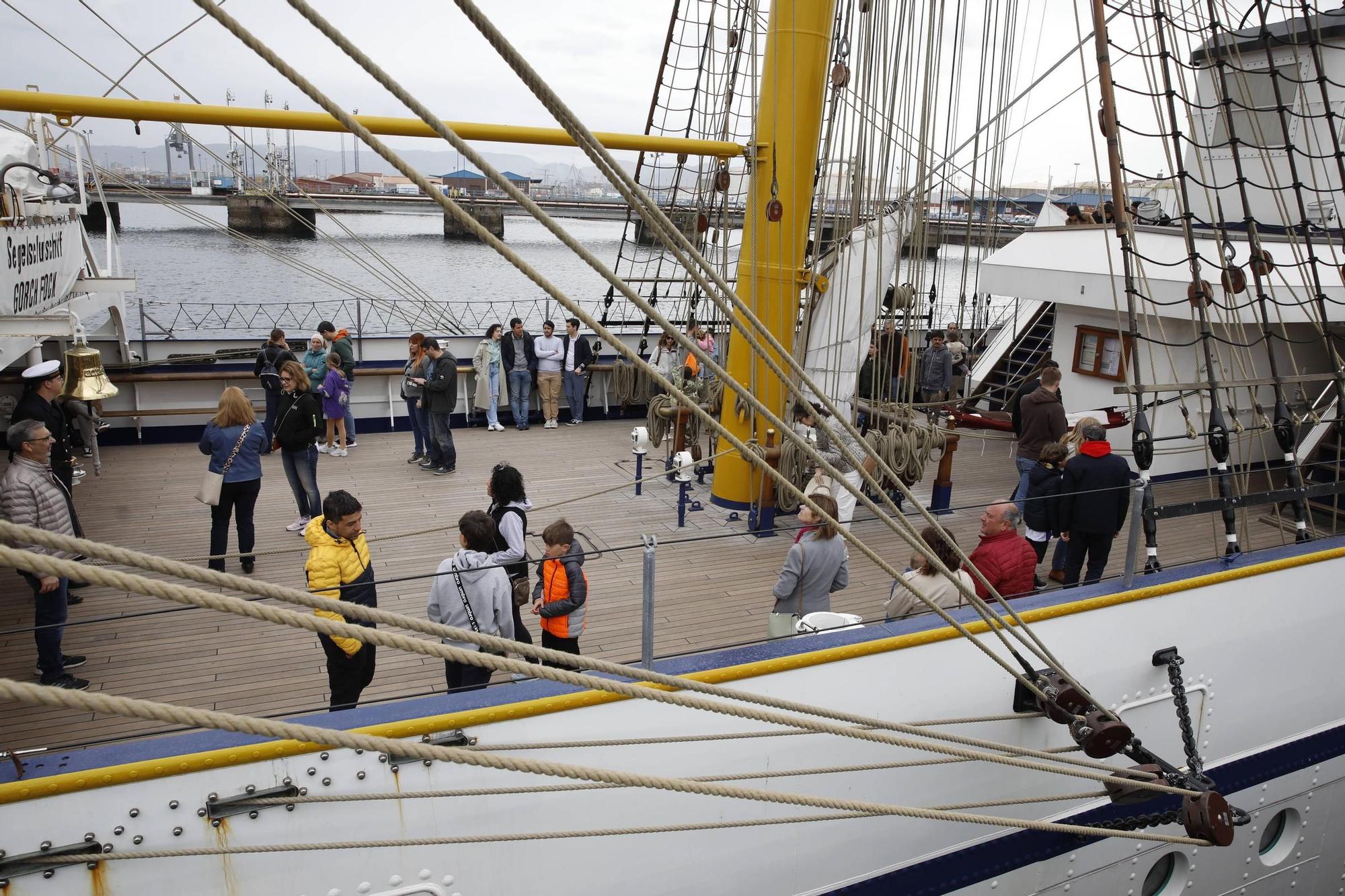 La jornada de puertas abiertas en el buque escuela "Gorch Fock", en imágenes