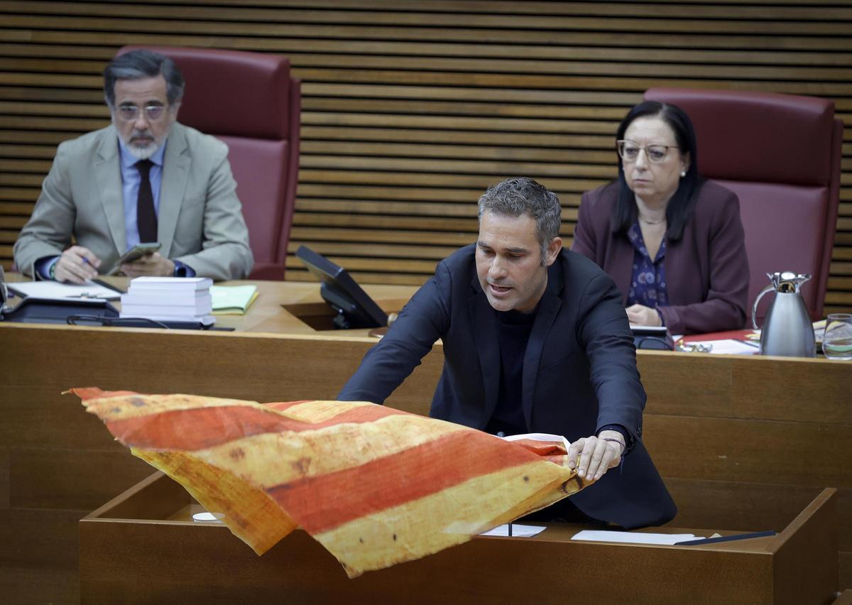 Gerard Fullana ondea un 'penó de la Conquesta' cosido a mano.