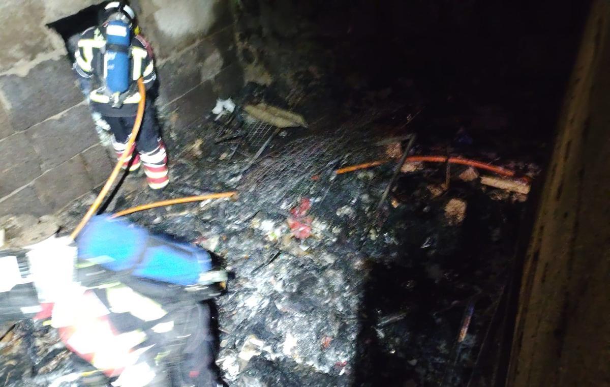 Dos bomberos, en la noche del lunes, en la vivienda incendiada en la calle Manolo Millares, en Arrecife