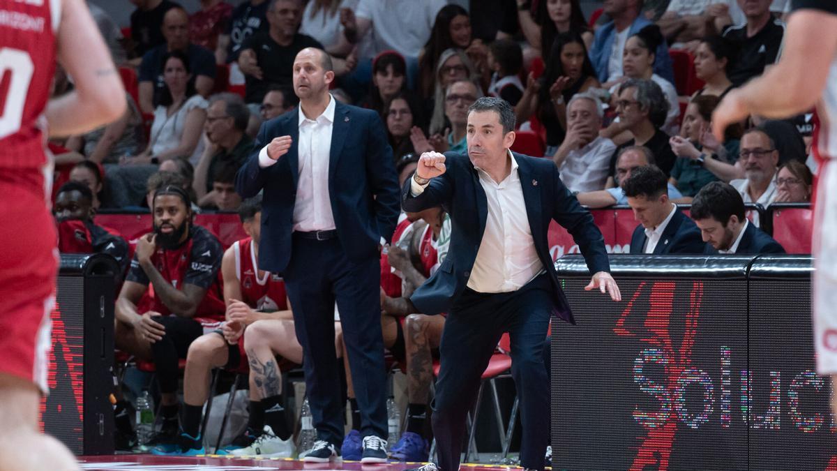 Gonzalo García de Vitoria da instrucciones, con Jorge Serna detrás, en el duelo frente al Valencia Basket
