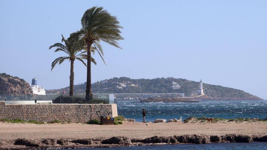 La borrasca 'Nils' obliga a cancelar 20 vuelos en Ibiza