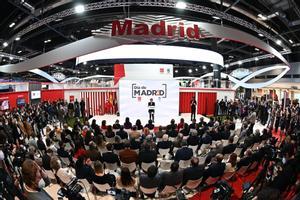 GRAF3640. MADRID, 21/01/2022.- La presidenta de la Comunidad de Madrid, Isabel Díaz Ayuso, pronuncia un discurso en el estand de Madrid en el pabellón 9 de IFEMA en Madrid durante la celebración de la Feria Internacional del Turismo FITUR 2022, este viernes con motivo de la celebración del Día de Madrid en FITUR. EFE/Fernando Villar