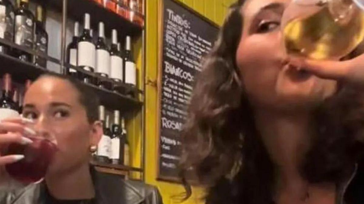 Dos turistas americanas, sin palabras con lo que le sirven en un bar de Andalucía No se han quedado con hambre...