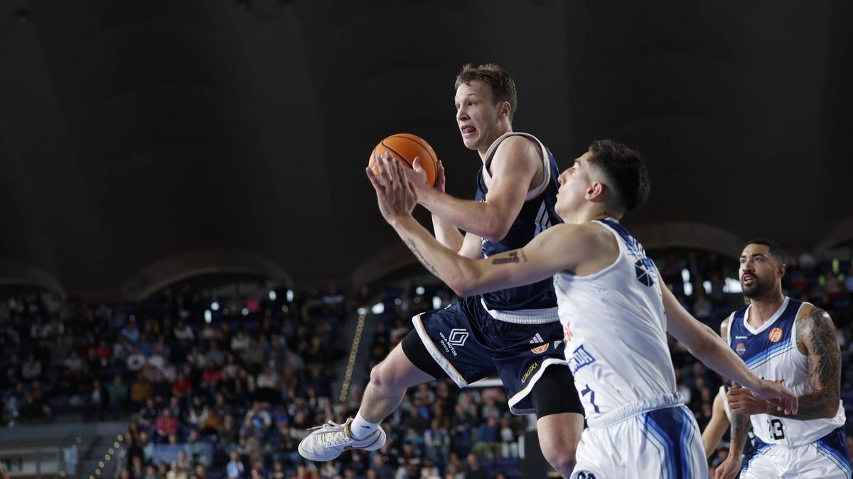 EN IMÁGENES: así han vivido casi 5.000 personas el Alimerka Oviedo Baloncesto-Flexicar Fuenlabrada en el Palacio de los Deportes