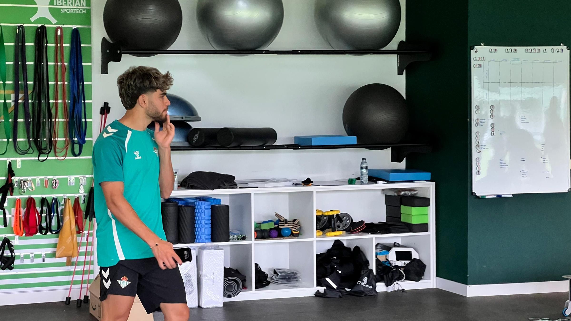Primer día de reconocimientos médicos en el Betis antes de iniciar la pretemporada en Portugal