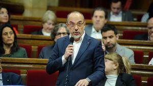 El ’conseller’ de Drets Socials, Carles Campuzano, interviene durante una sesión plenaria en el Parlament, el 22 de marzo de 2023