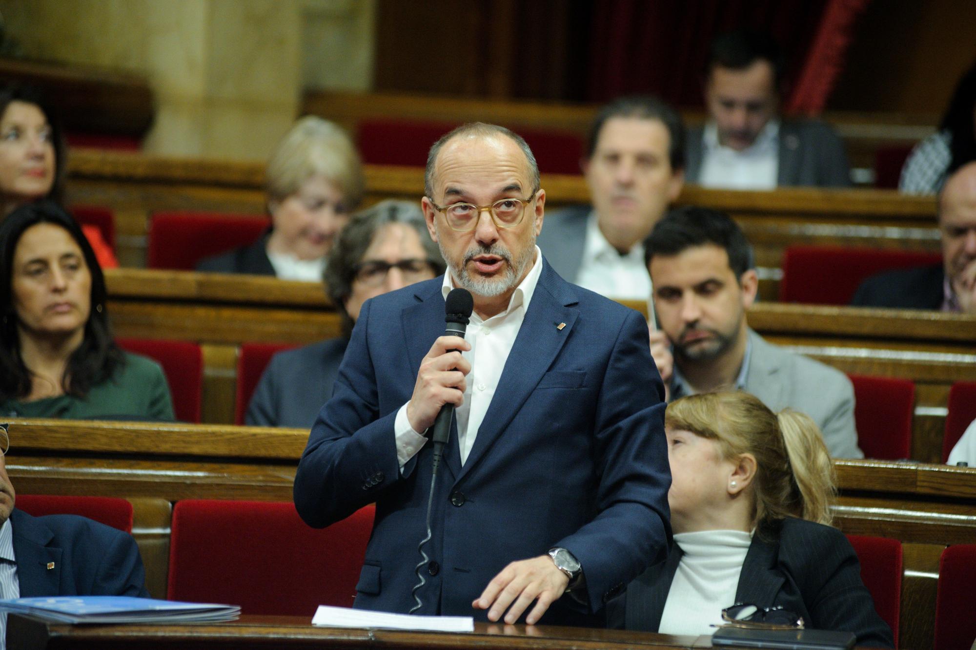 El 'conseller' de Drets Socials, Carles Campuzano, interviene durante una sesión plenaria en el Parlament, el 22 de marzo de 2023