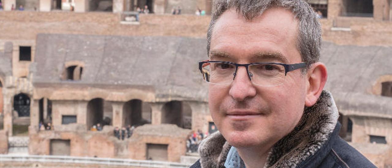 Santiago Posteguillo, en el Coliseo de Roma.