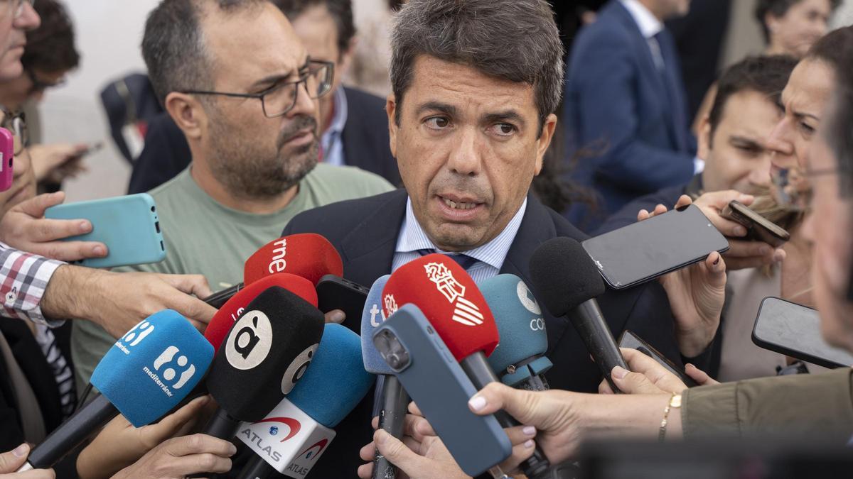 El presidente de la Generalitat Valenciana, Carlos Mazón, atiende a los medios este lunes