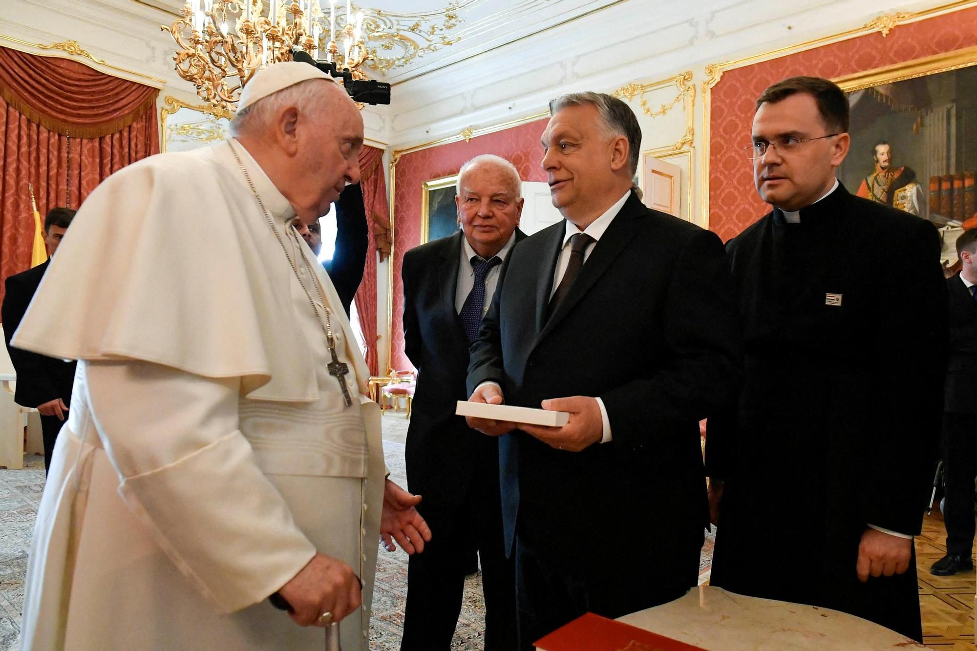 El papa Francisco saluda al primer ministro de Hungría, Víktor Orban, este viernes en Budapest.
