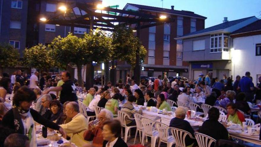 La cena en la calle, en una imagen de archivo.