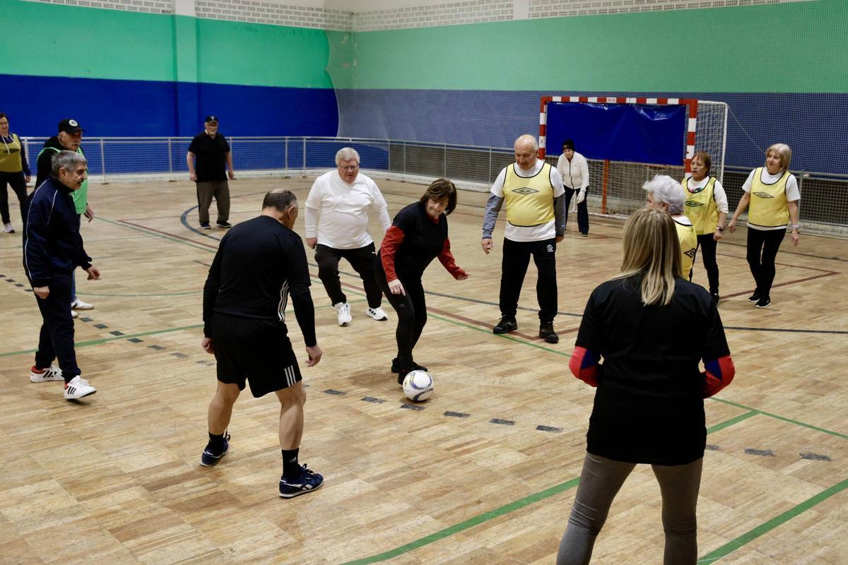 Fútbol andando, el deporte de moda entre los mayores de Langreo