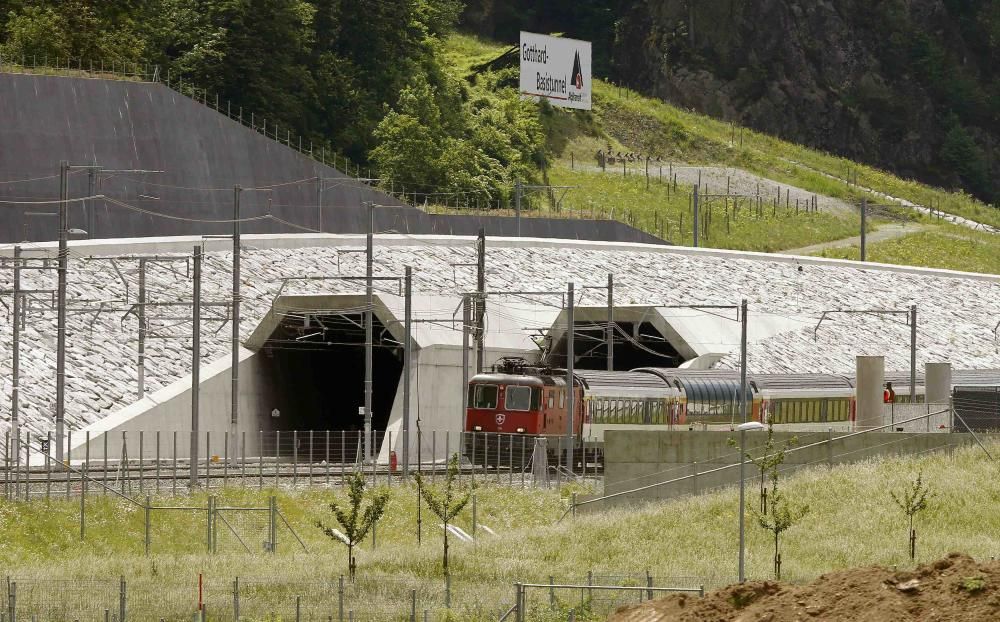 Suiza ha inaugurado el El nuevo túnel ferroviario de San Gotardo, el más extenso del mundo con 57 kilómetros.