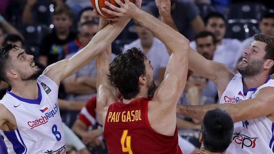 Satoransky (i) y Svrdlik (d) intentan parar a Pau Gasol en el partido de ayer.