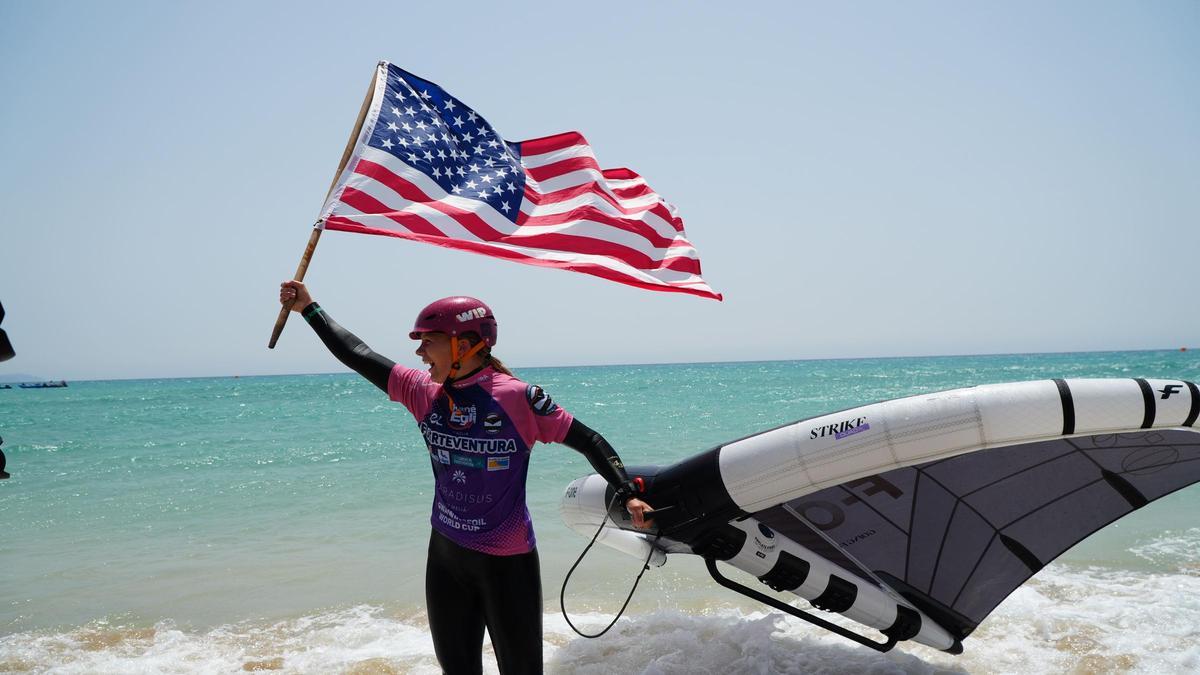 La campeona celebra el título
