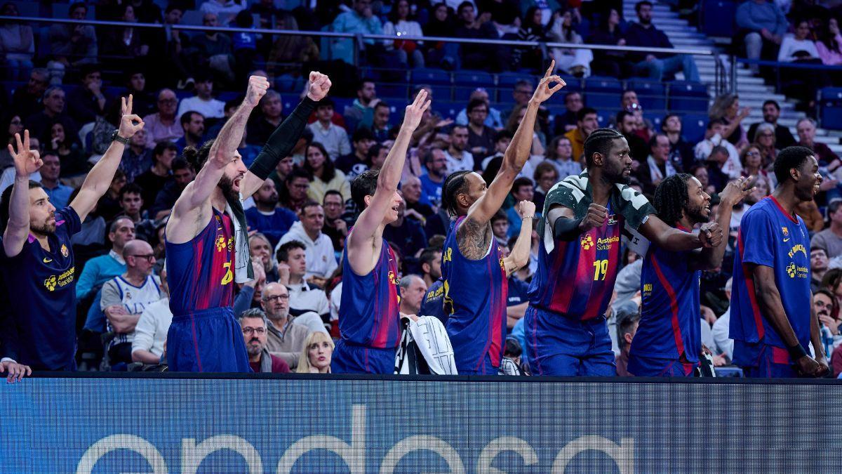 El banquillo del Barça celebra la victoria en Madrid