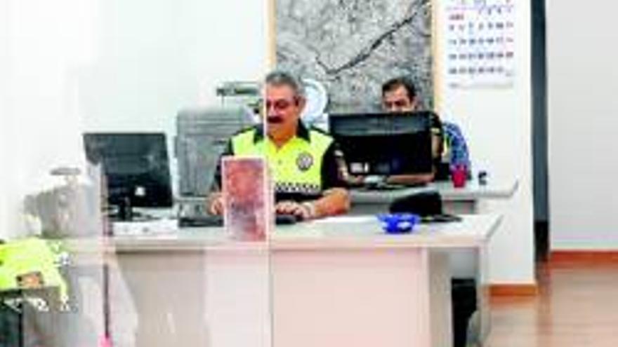 El refuerzo de la policía local en la calle del Rey flexibiliza el horario