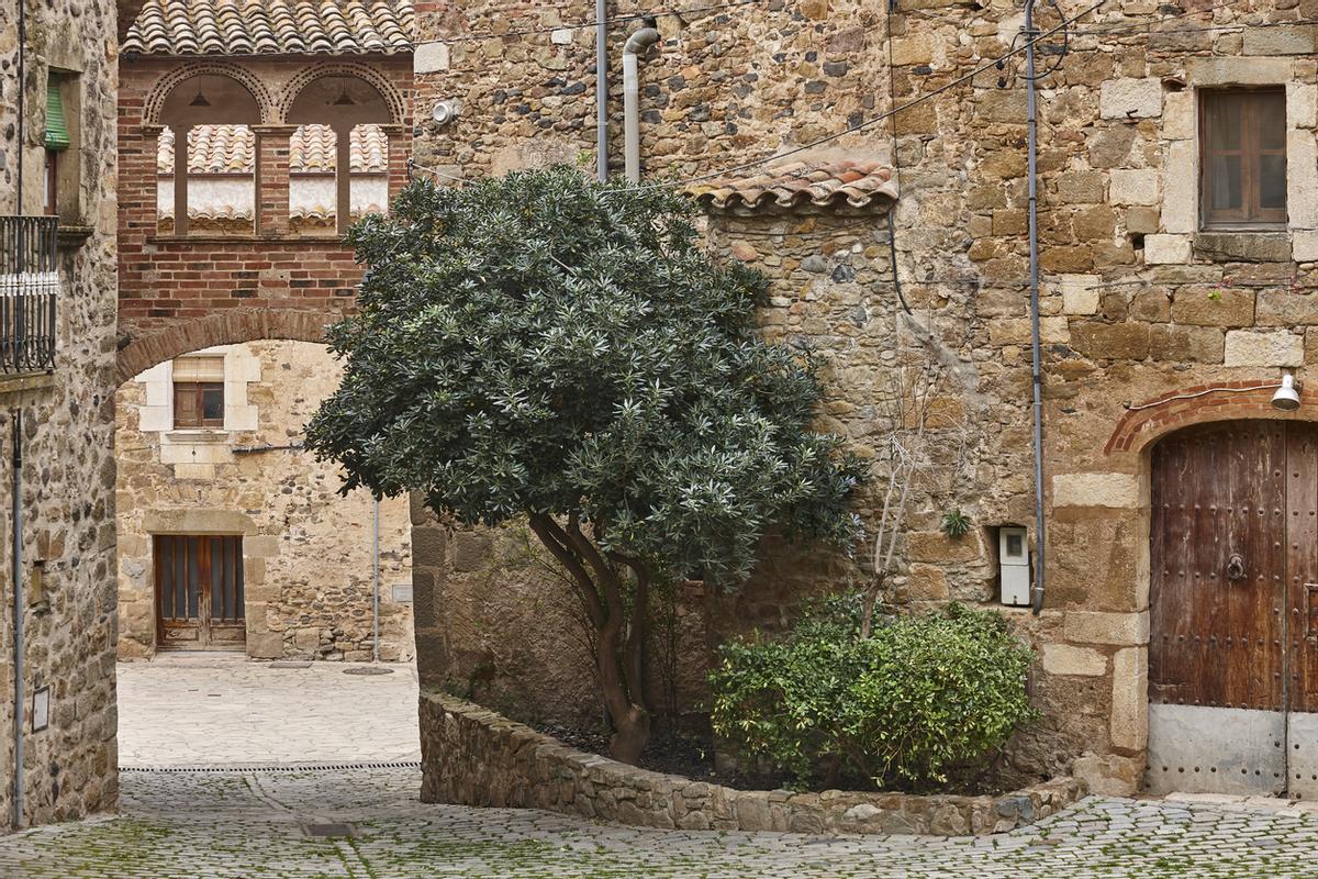 Pintoresco pueblo medieval de piedra de Púbol
