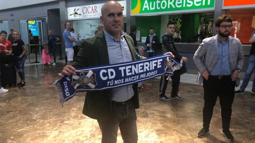 Luis César Sampedro en su llegada a Tenerife
