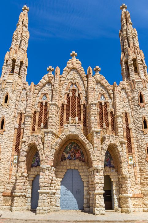 Este monumento intenta oarecerse a las obras de Gaudí.
