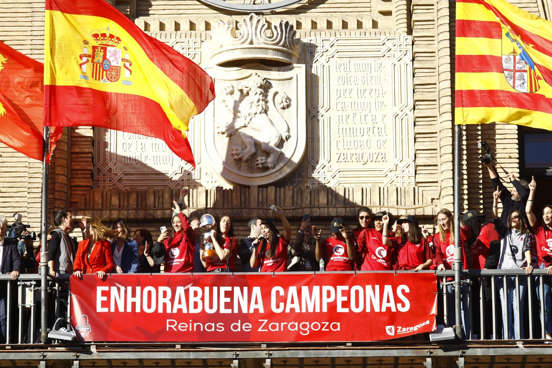 Baño de masas del Casademont Zaragoza en la plaza del Pilar y ofrenda de la Copa de la Reina a la Virgen del Pilar