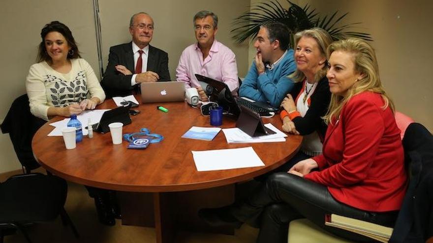 Dirigentes del PP siguiendo la noche electoral en la sede de avenida de Andalucía.