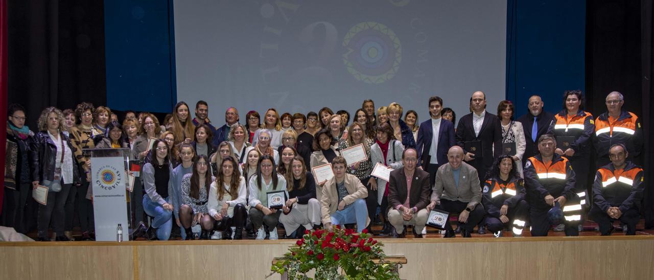 Las trabajadoras de ayuda a domicilio de las Cinco Villas, el programa ‘A la fresca y al abrigo’, la Asociación de Voluntarios de Protección Civil, el proyecto arqueológico de Los Bañales, ‘SER Cinco Villas’ y el equipo de la SD Ejea de Tercera Nacional femenino recogieron sus distinciones en la gala celebrada ayer en el Centro Cultural de Sádaba.