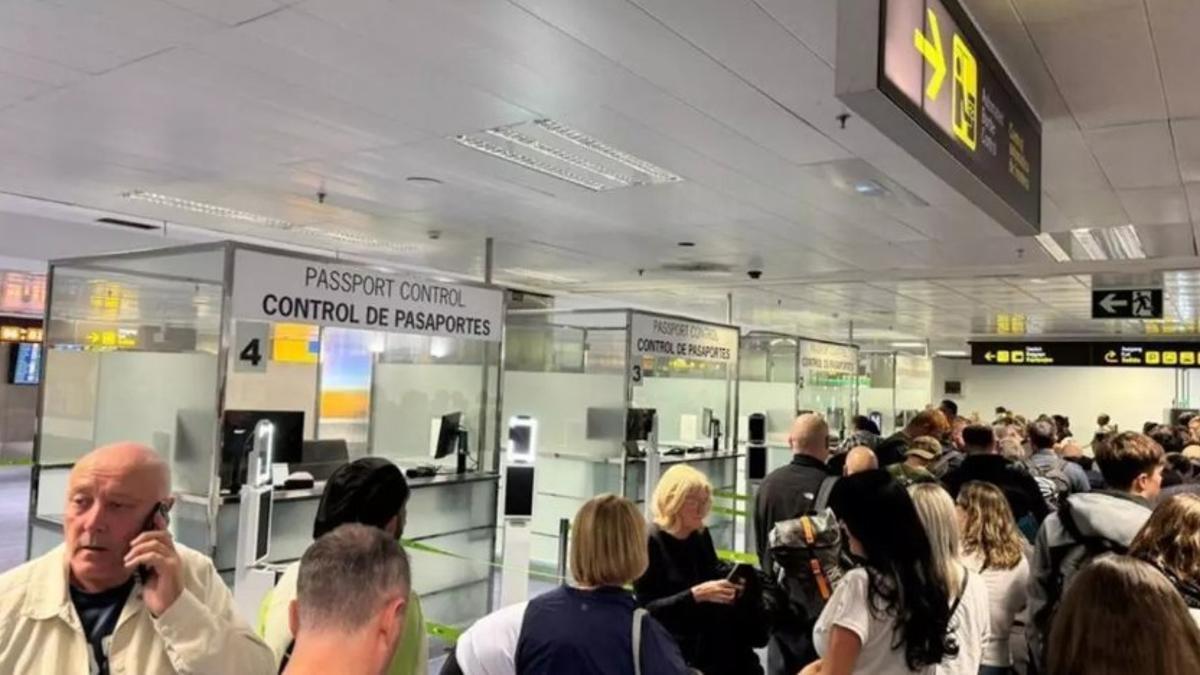 Área del control de pasaportes en el Aeropuerto Tenerife Sur.