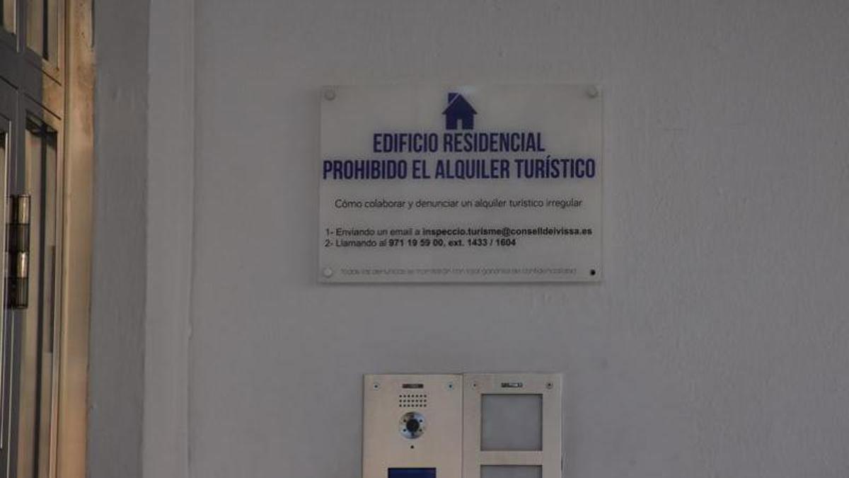 Anuncio de prohibición de alquiler turístico en un edificio plurifamiliar de Ibiza.