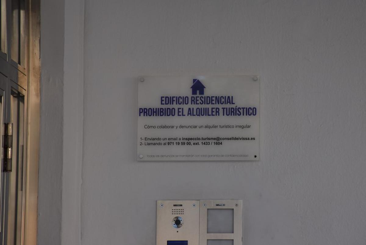Anuncio de prohibición de alquiler turístico en un edificio plurifamiliar de Ibiza.