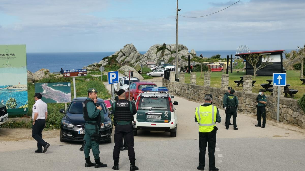 La Guardia Civil en Donón, al lado de la Costa da Vela, durante el conflicto de la mejilla en 2020. Esta parte de la costa canguesa está vetada a la extracción de la mejilla.