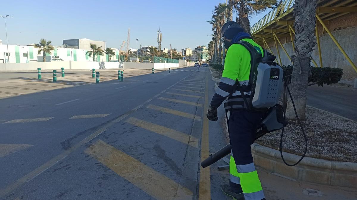 Un operario del servicio de recogida de residuos con una de las nuevas sopladoras eléctricas que reducen la contaminación acústica