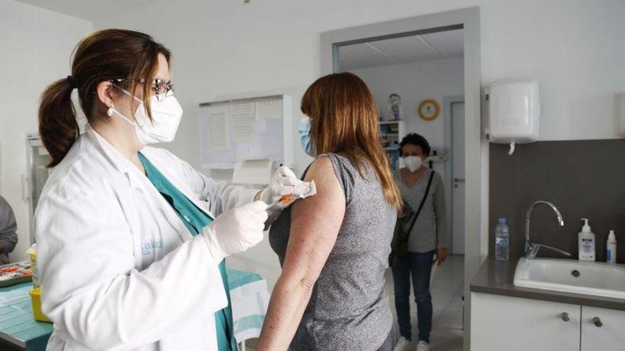Aragón descarta vacunar en Semana Santa por falta de dosis